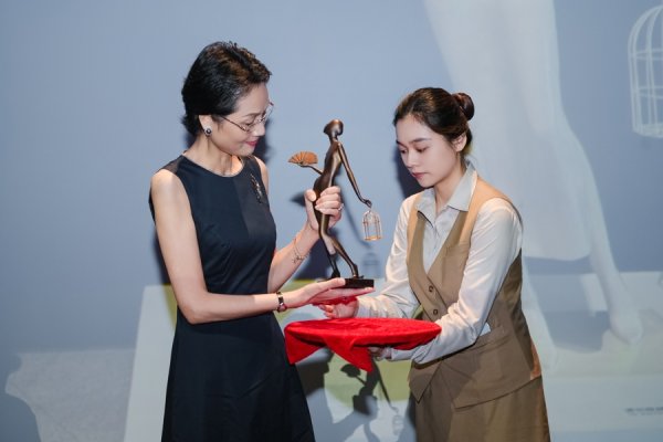 炒股配资之家 浦东美术馆获赠陈逸飞两件代表作