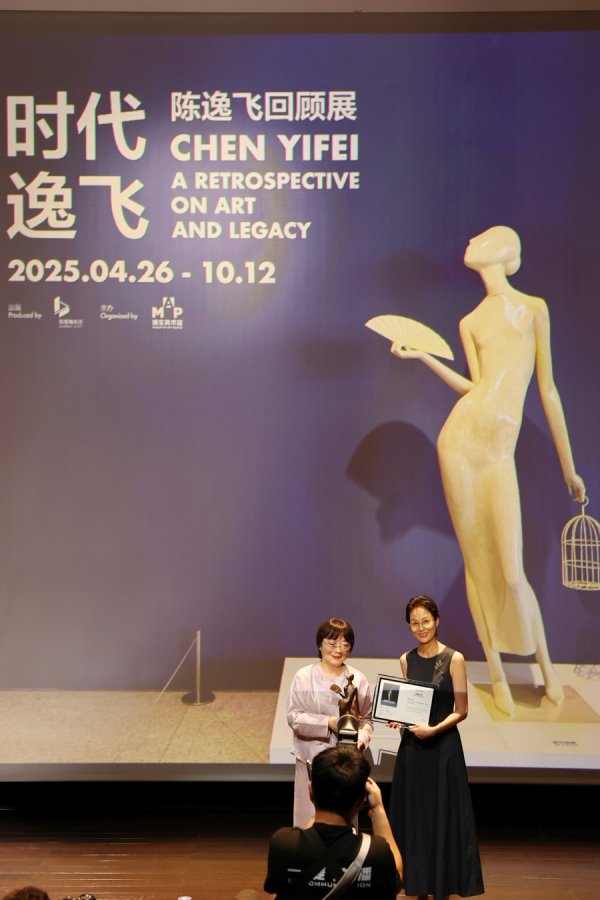 股票配资之家 陈逸飞雕塑《东方少女》、油画《拱门与桥》正式入藏浦东美术馆